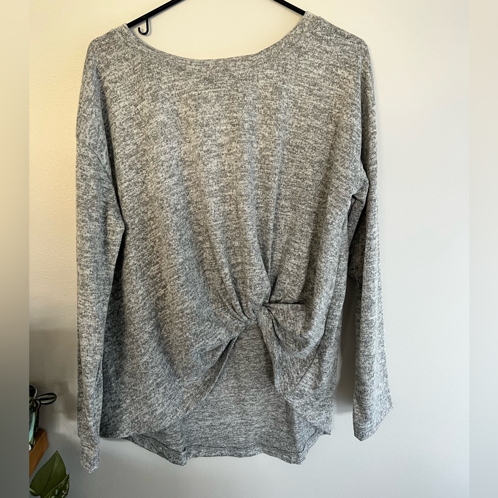 Grey front twist shirt. (2xl)